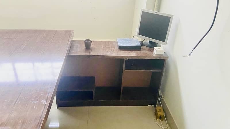 Executive table for sale With chairs 1