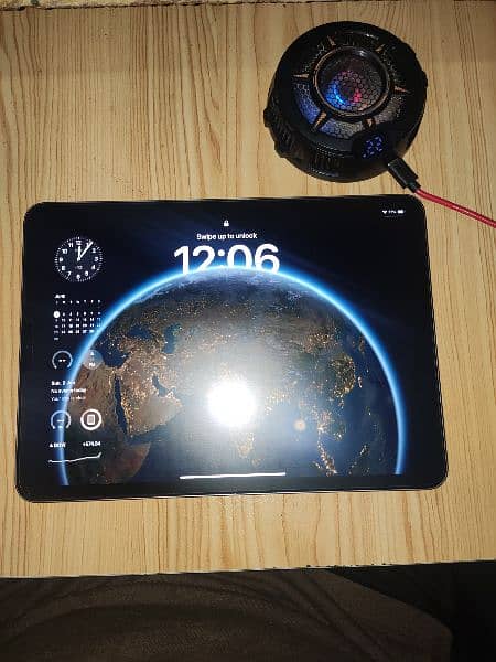 iPad M2 256 GB 10 by 10 condition 0