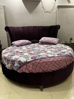 round bed with spring mattress