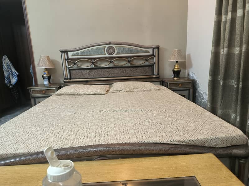 Queen size Bed With side tables and dressing 1