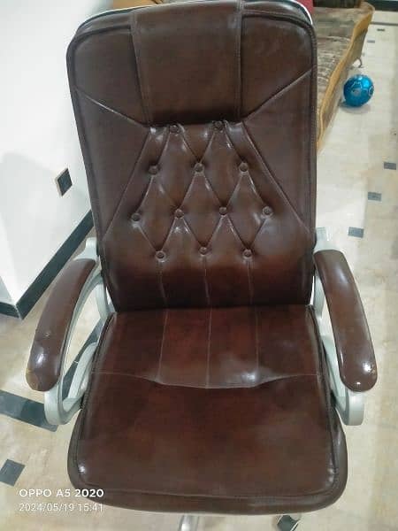 office chair for sale in very gud condition price Negotiable. 1