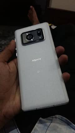 Sharp Aquos R6 12/128 GB. .