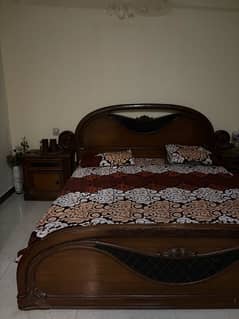 selling my beautiful bed set in affordable price!