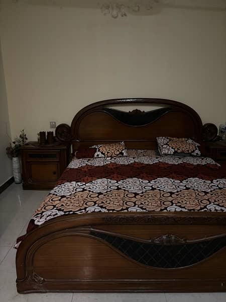 selling my beautiful bed set in affordable price! 0