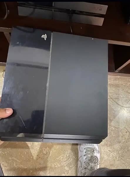 Ps4 fat 500gb along with controller 1