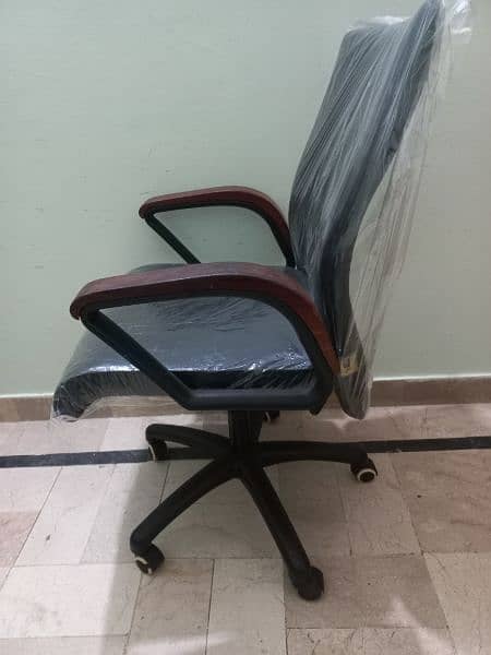 Slightly Use Officys Master Executive Chairs Available 8