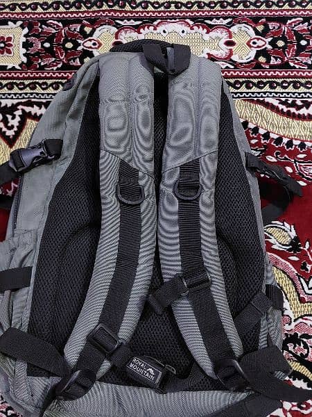 School Bag for boys in excellent condition 1