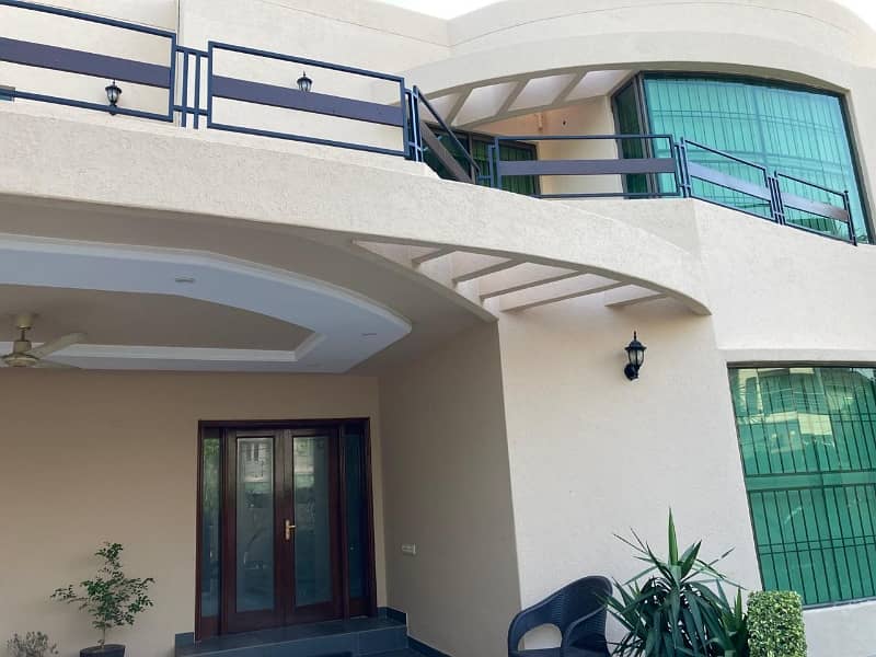 DHA Phase 4 Executive Class Furnished Kanal Banglow With Garnator Back up power For Rent 6