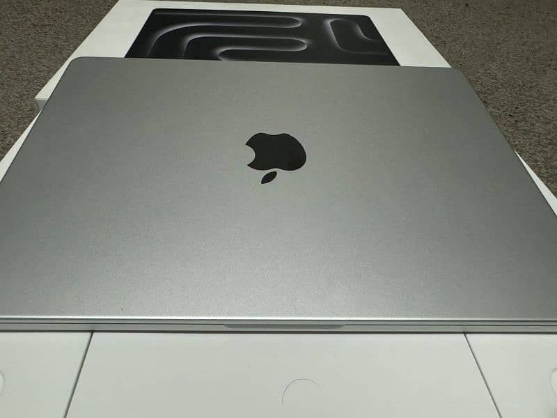 Macbook pro
M3 chip
14 inch
8Gb
1TB 0