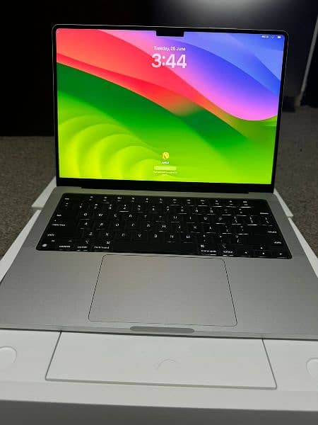 Macbook pro
M3 chip
14 inch
8Gb
1TB 2