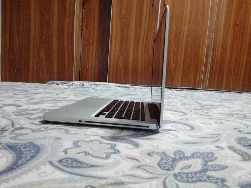 MacBook Pro 2015 Intel hd graphics 400gb Storage 10/9 condition 1
