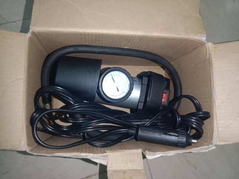 Car air compressor 12v 5 month used in new condition 1