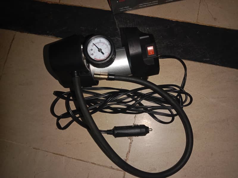 Car air compressor 12v 5 month used in new condition 5