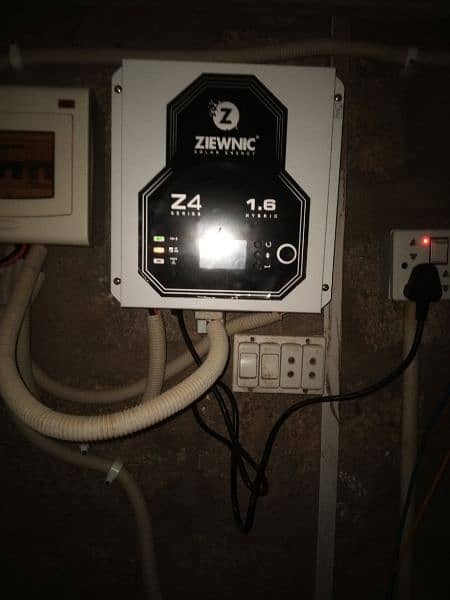 Hybrid Solar Inverter 1.6kva brand Ziewnic Z4 4