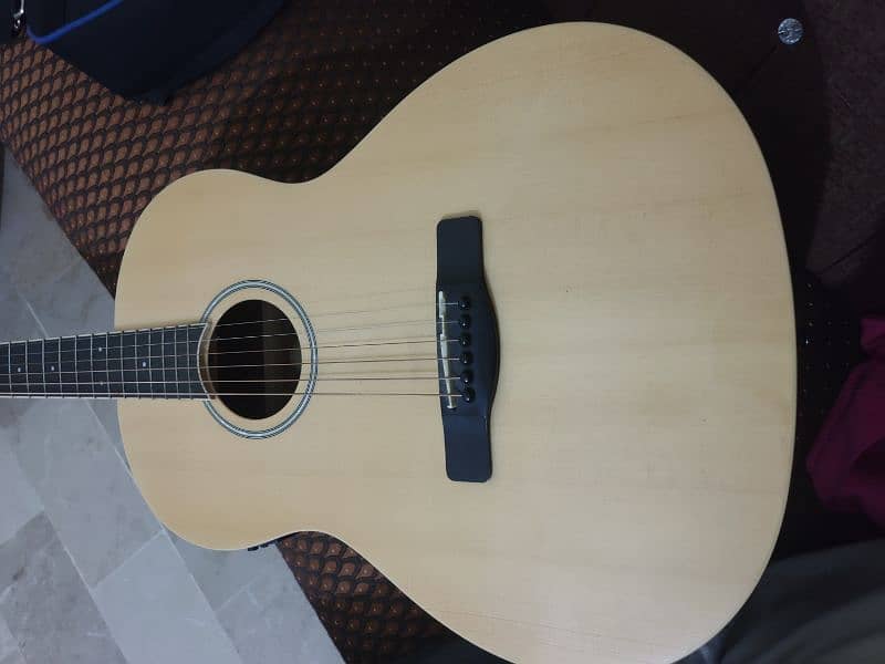 Semi Acoustic Guitar Mint Condition. Condenser recording guitar 8