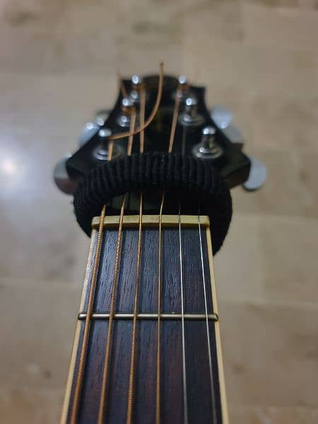 Semi Acoustic Guitar Mint Condition. Condenser recording guitar 10