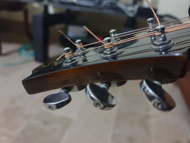 Semi Acoustic Guitar Mint Condition. Condenser recording guitar 14