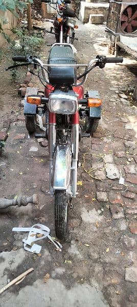 bike sari new tiyar ki ha har chiz new lgai ha 5