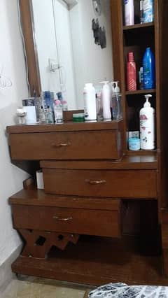 Dressing table with 2 mirrors.