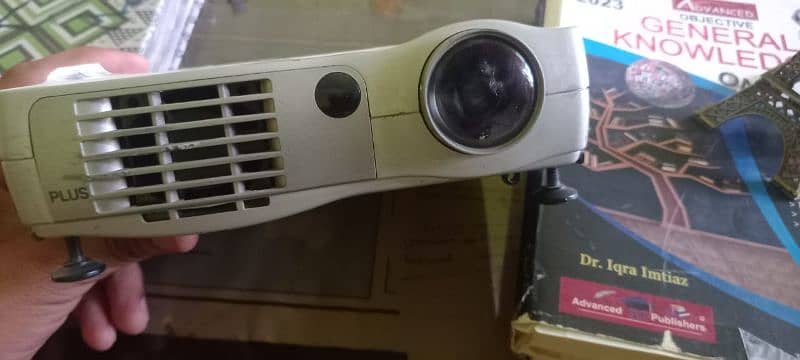 Plus V-807 Projector 3