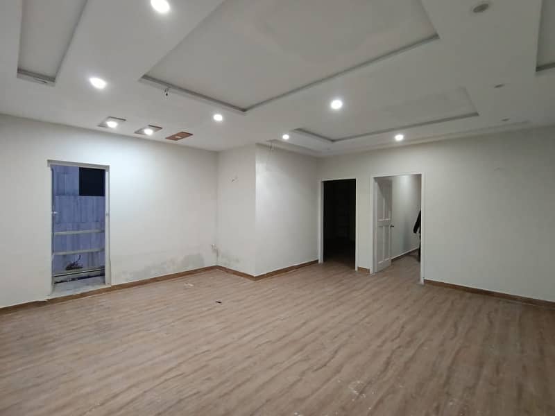 Corner 1000 Sqft Fully Renovated Office Available On Rent Main Road Located Fron Side 1