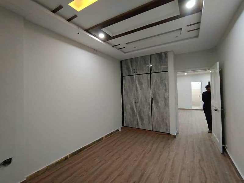 Corner 1000 Sqft Fully Renovated Office Available On Rent Main Road Located Fron Side 11