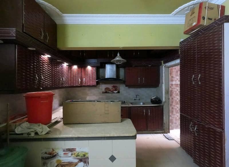 200 Square Yards House In Gulshan-e-Iqbal - Block 10-A For sale At Good Location 3