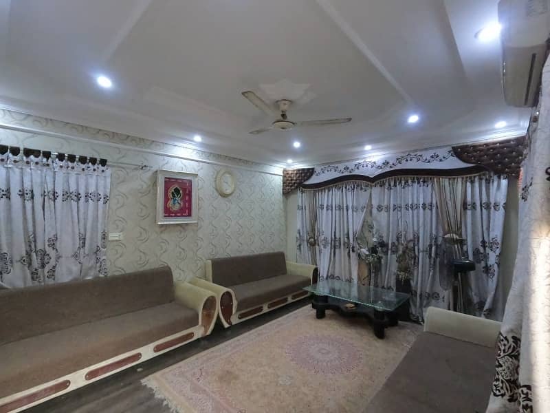 Spacious 200 Square Yards House Available For sale In Gulshan-e-Iqbal - Block 10-A 3