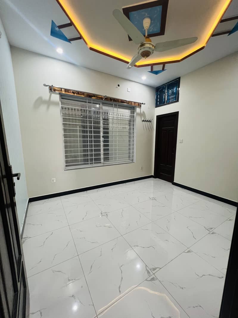 4 marla ideal ground floor for rent in i 11/2 for smal family 2