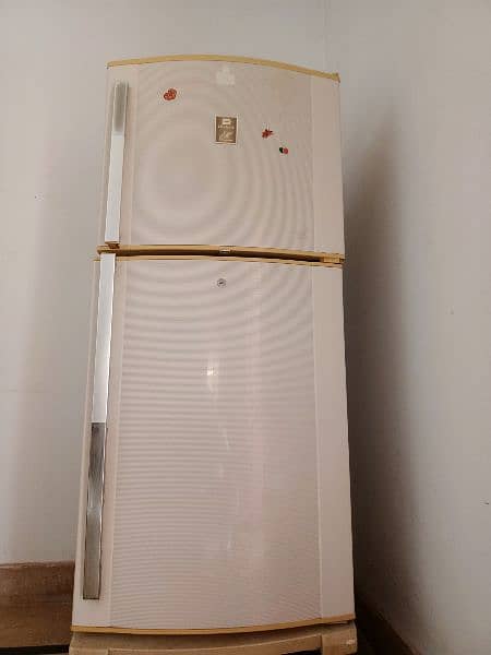 Dawalnce medium size Refrigerator in very Good condition 1