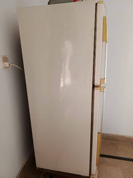 Dawalnce medium size Refrigerator in very Good condition 3