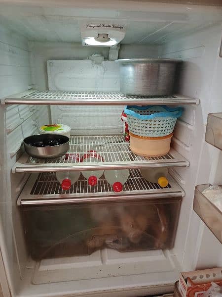 Dawalnce medium size Refrigerator in very Good condition 4