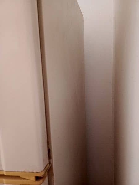 Dawalnce medium size Refrigerator in very Good condition 7