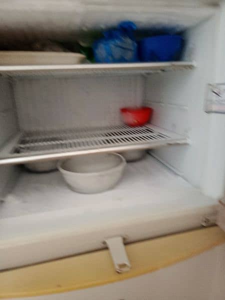 Dawalnce medium size Refrigerator in very Good condition 10