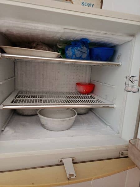 Dawalnce medium size Refrigerator in very Good condition 11