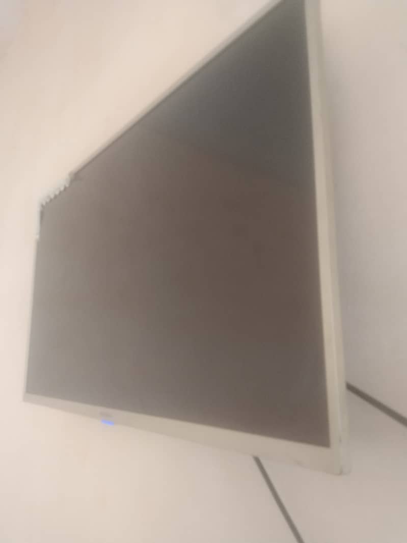 40 inch ke LED bilkul new ha koi fault ni ha 2