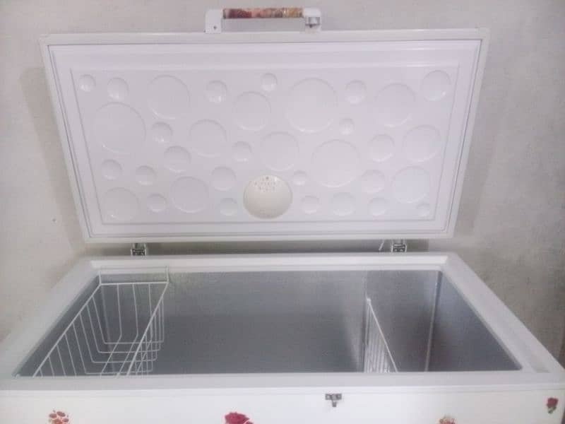 deep freezer for sale good condition single door 9