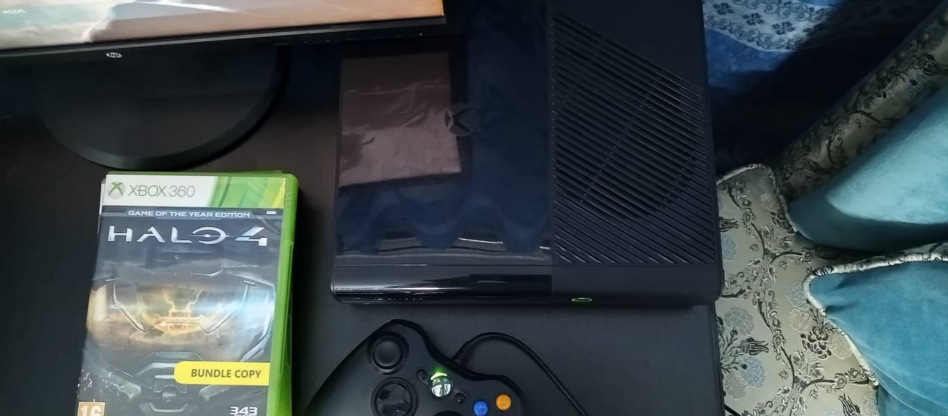 Xbox 360 super slim 1