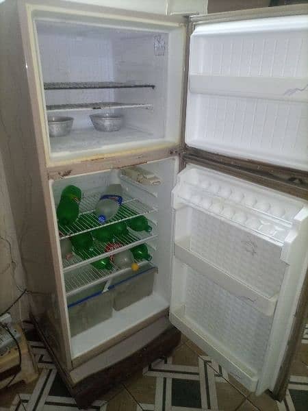 Double door Dawlance fridge
in good condition 1
