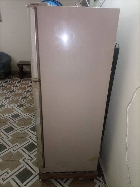 Double door Dawlance fridge
in good condition 2