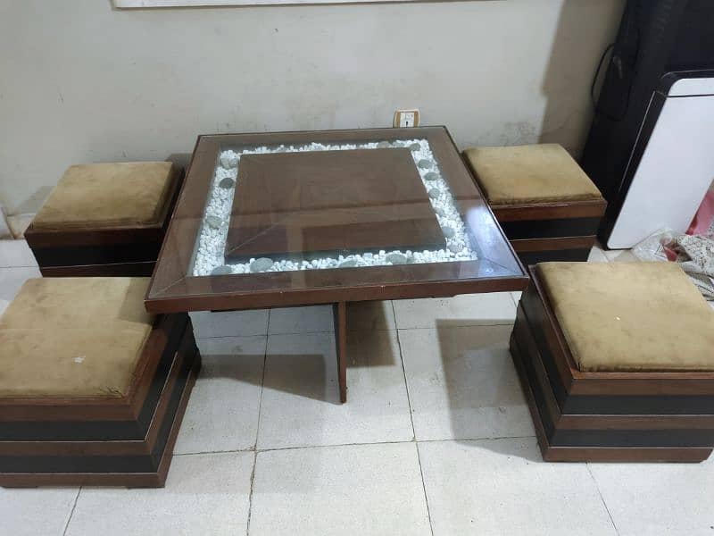 Dining Table with 4 seats stools  in good condition 3