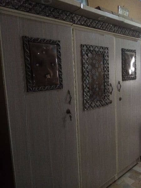 Urgent sale      Bedroom 4 pcs set only six months used 5