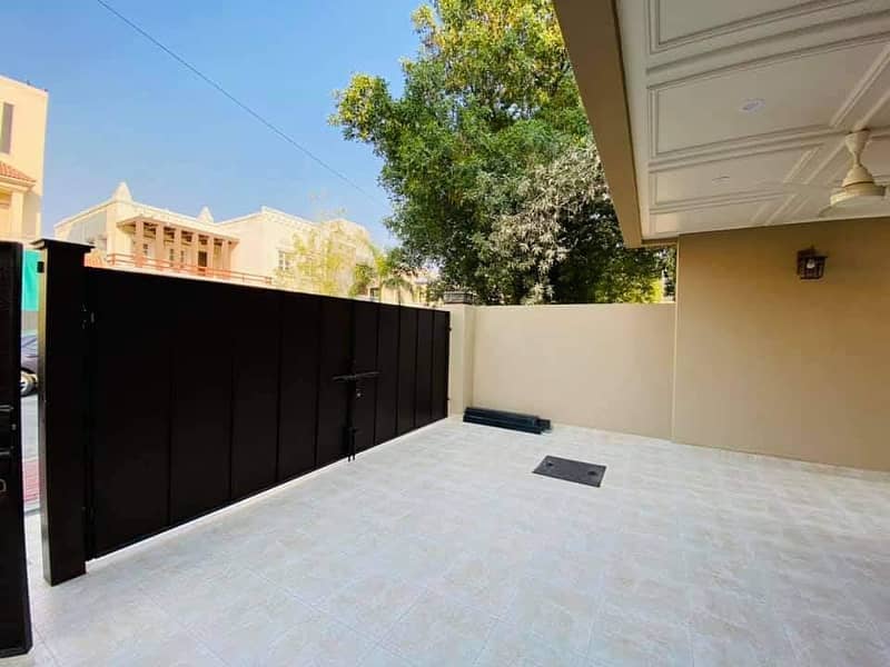 10 Marla New Luxury House For Sale In Bahria Town Lahore 3