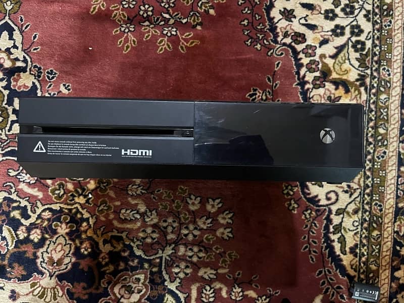 Xbox one 500 Gb with 1 controller and 3 games 1