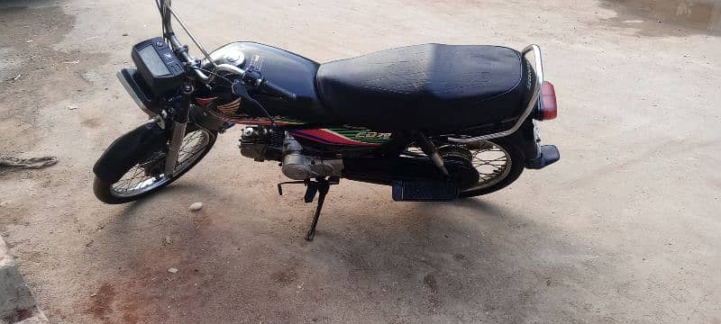 I am selling my Honda CD 70. . . . 2017 saf condition me 03162918168 4