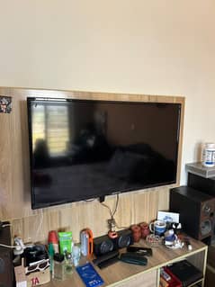 40" smart lcd tv and 5 speakers sound system with amplifier