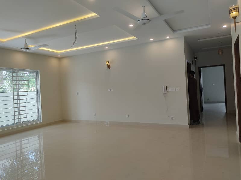 Brand New 1 Kanal Full House Available For Rent 35