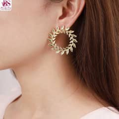 Elegent girls wear leaf hoop earrings