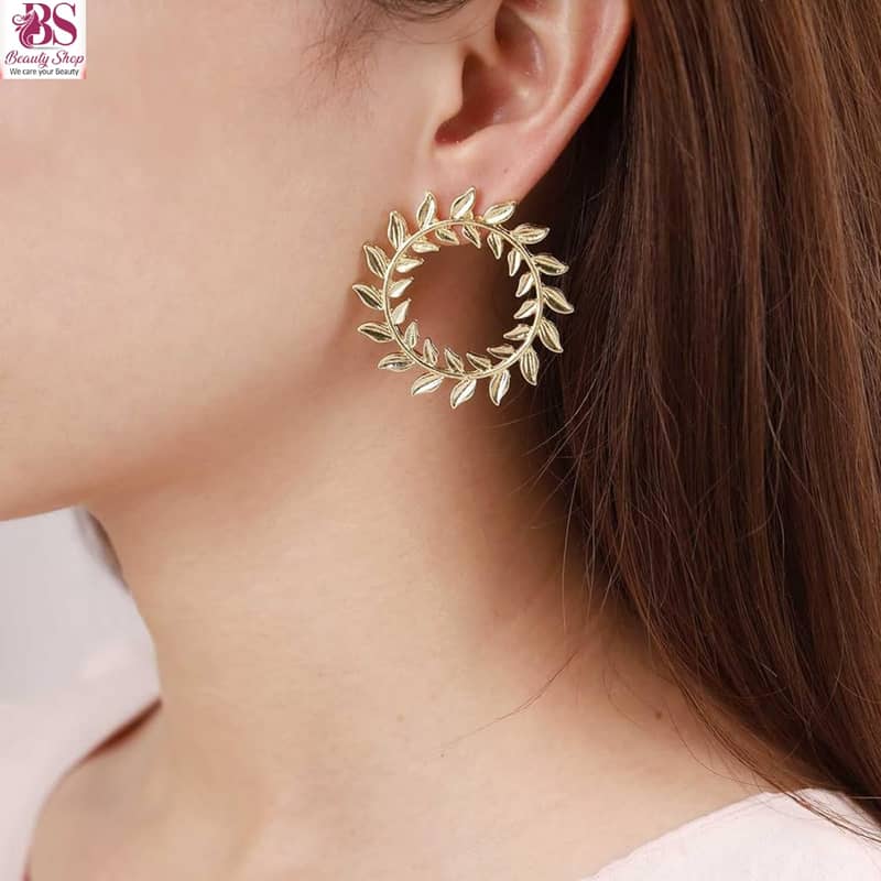 Elegent girls wear leaf hoop earrings 0