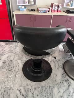 Salon hair cutting chair